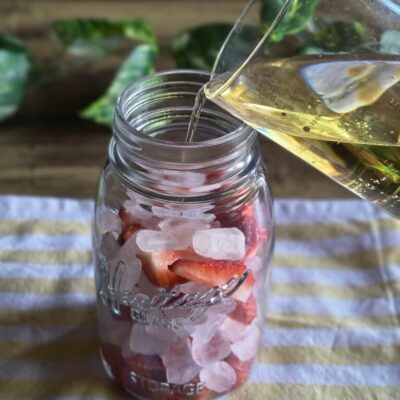 いちごと氷砂糖を詰めた瓶にりんご酢を加える