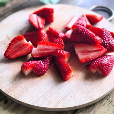 いちごをカット
