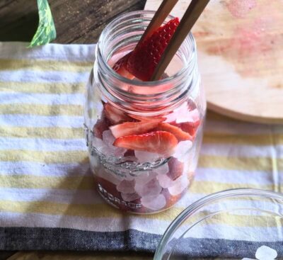 いちごを詰める２