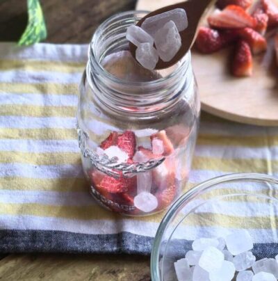 氷砂糖を詰める