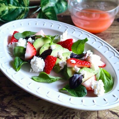 いちごとアボカドとカッテージチーズのサラダ