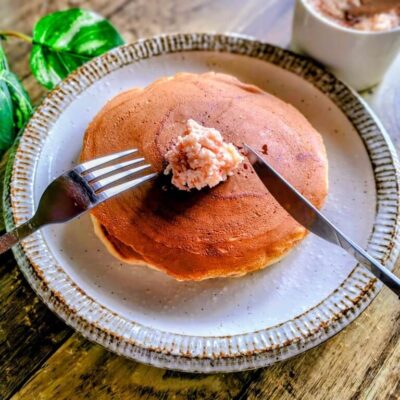 パンケーキにいちごバターをのせた写真