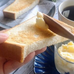 トーストに手作り塩麹バターを塗っている