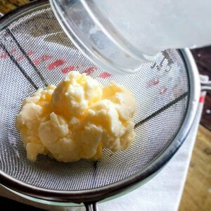 バターとホエーを濾す