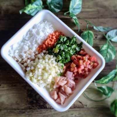 コンソメの材料をカットして並べる