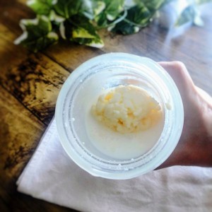 生クリームがバターと水分(バターミルク)に分かれた写真