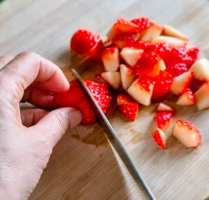 いちごをカット