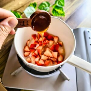 いちごにはちみつを加える