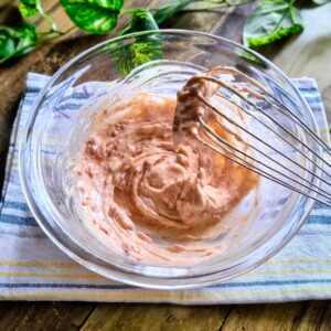 バターにいちごジャムを加える