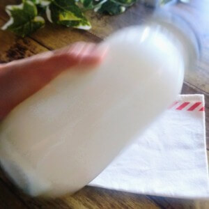 瓶に生クリームを入れて振る