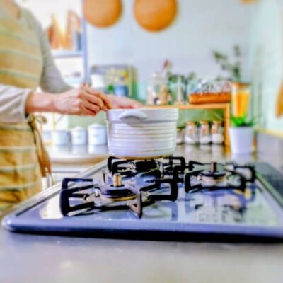 料理を作っている発酵食品ソムリエmana