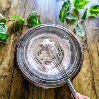 生クリームをしっかり泡立てる