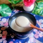 完成したクリーム麹をスプーンですくっているところ