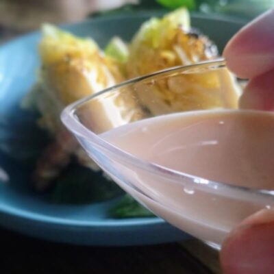 塩麴シーザードレッシングをかける