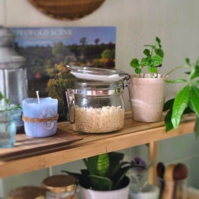 米麹と塩をガラスの保存瓶にいれて発酵させている