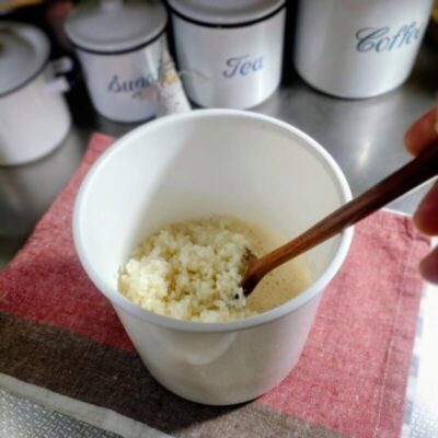 容器の中で米麹、ご飯、豆乳を合わせている様子