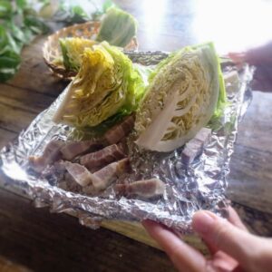 天板にキャベツとベーコンを乗せる