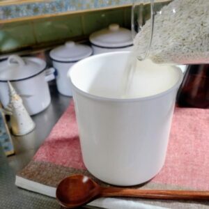 ヨーグルトメーカーに麹を入れる