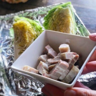 1/4に切ったキャベツとベーコン