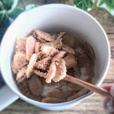 生姜と砂糖を鍋に入れなじませている