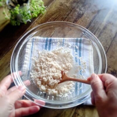 ボウルの中で米麹、塩、水を混ぜている様子