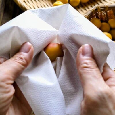 梅干し作りで梅の水分や雑菌を防ぎカビ対策をしている様子