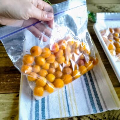 完熟梅の入ったジップロックの中をやさしく上下にゆすって、梅全体に梅酢が行き渡るようにしている写真