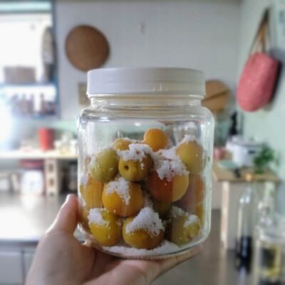 瓶で梅干しを仕込んでいる様子