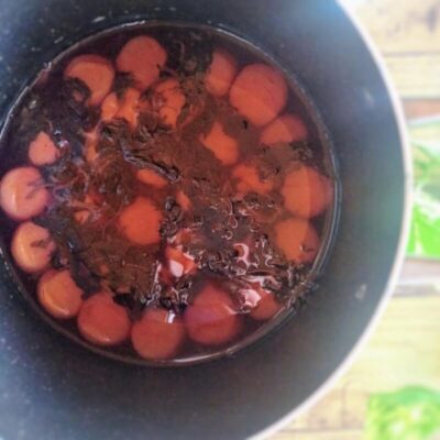 赤しその色がなじんで赤く色づいた梅干し