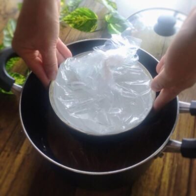 鍋に入れた梅に重しを乗せて梅酢を出している様子