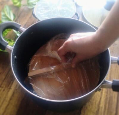 塩漬けした梅に落し蓋をして梅酢を上げる工程