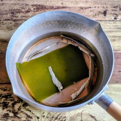 昆布といりこを水に浸している写真