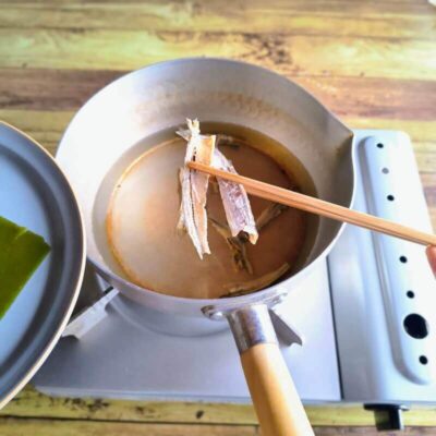 昆布だしを取ったあと鍋からいりこを取り出している様子
