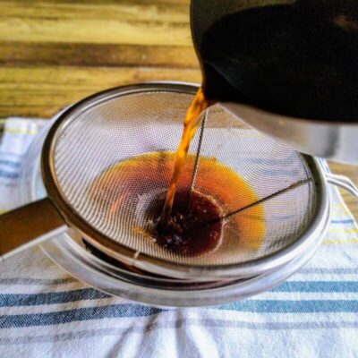 手作りめんつゆをこしている様子