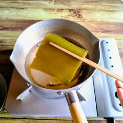 昆布だしを取るため沸騰前に鍋から昆布を取り出している様子