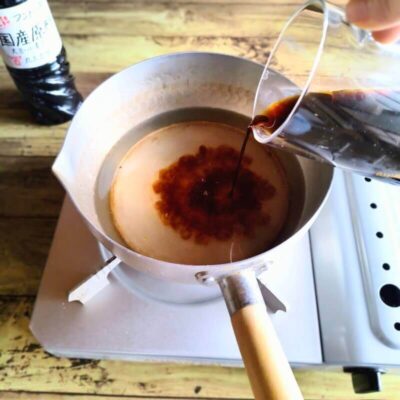 だしにしょうゆとみりんを加えてめんつゆを作っている様子