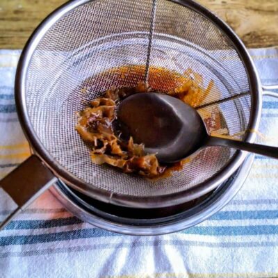 かつお節を軽く押してうま味を最後まで絞っている様子