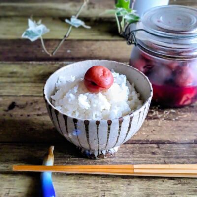 完成した梅干しをご飯にのせた食卓（自家製梅干し・梅干し作り）