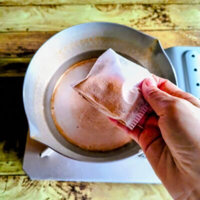 だしパックを使ってめんつゆ用のだしを取る準備