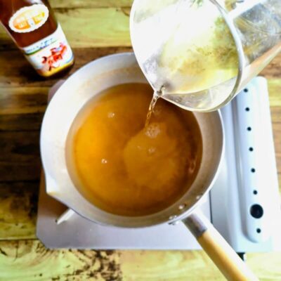 だしに醤油とみりんを加えて手作りめんつゆを作る様子