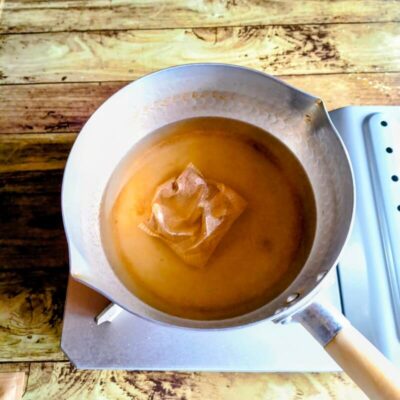 だしパックでだしを取っている様子