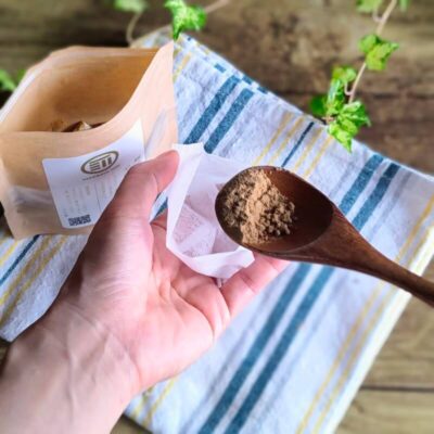 粉末だしをお茶パックに入れる様子