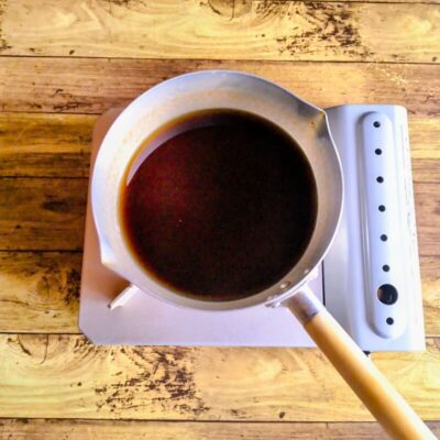 だしパックで作っためんつゆを冷まして味をなじませている様子