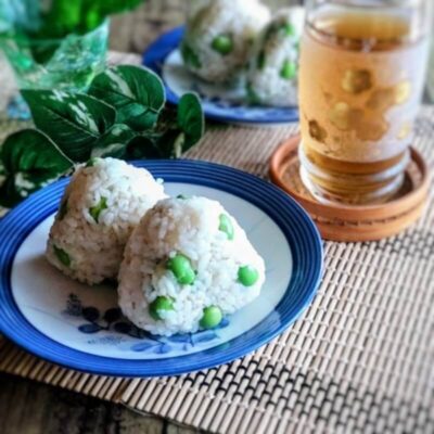 手作りめんつゆを加えた枝豆とクリームチーズのおにぎり