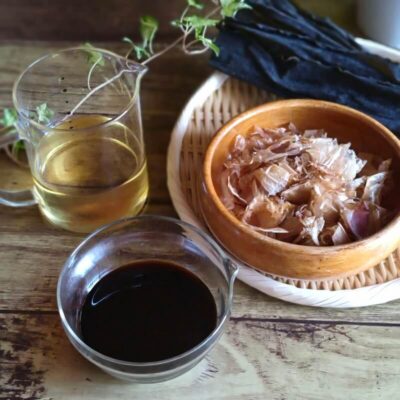 手作りめんつゆに使う昆布、かつお節、醤油、みりん