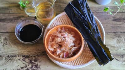 めんつゆの材料、昆布、かつお節、醤油、みりん。