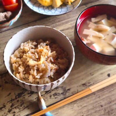 手作りめんつゆで作った炊き込みご飯の食卓