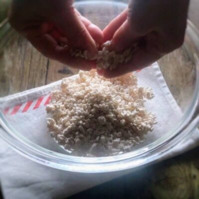 米麹と塩をボウルに入れて混ぜている様子