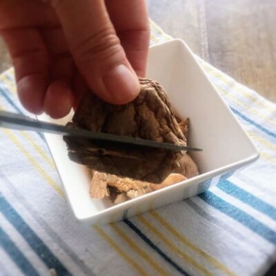 エビ塩麹に使う干ししいたけを切っている様子