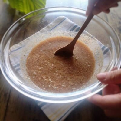 塩切りした米麹に干しエビと干ししいたけ、水を加えて混ぜている様子